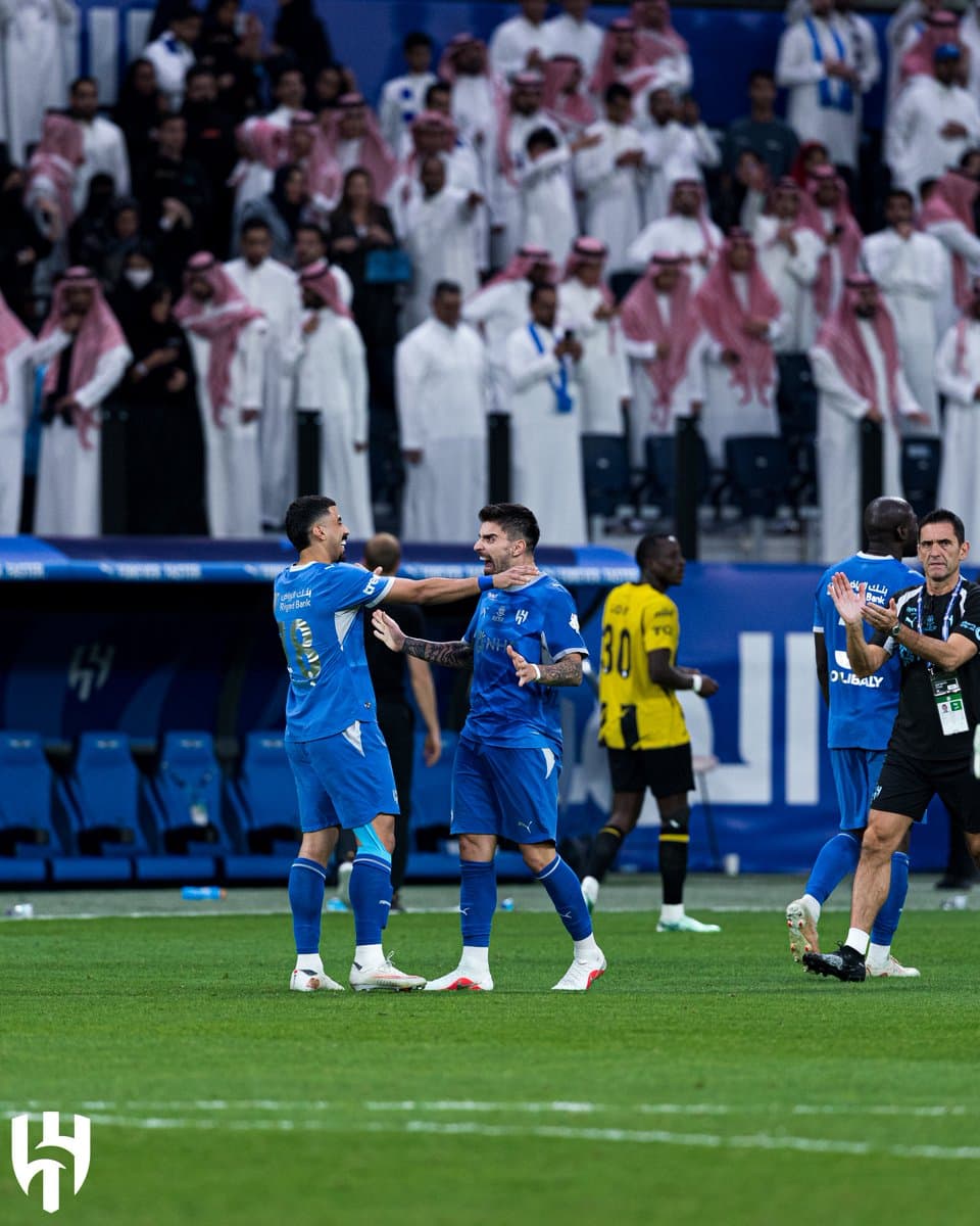 HUS9K9AWcAA43 A